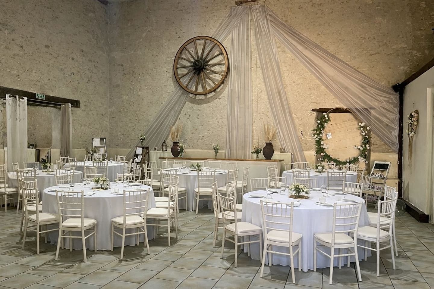 LES GRANGES DU CHESNAY — Salle à ETAMPES, photo 2