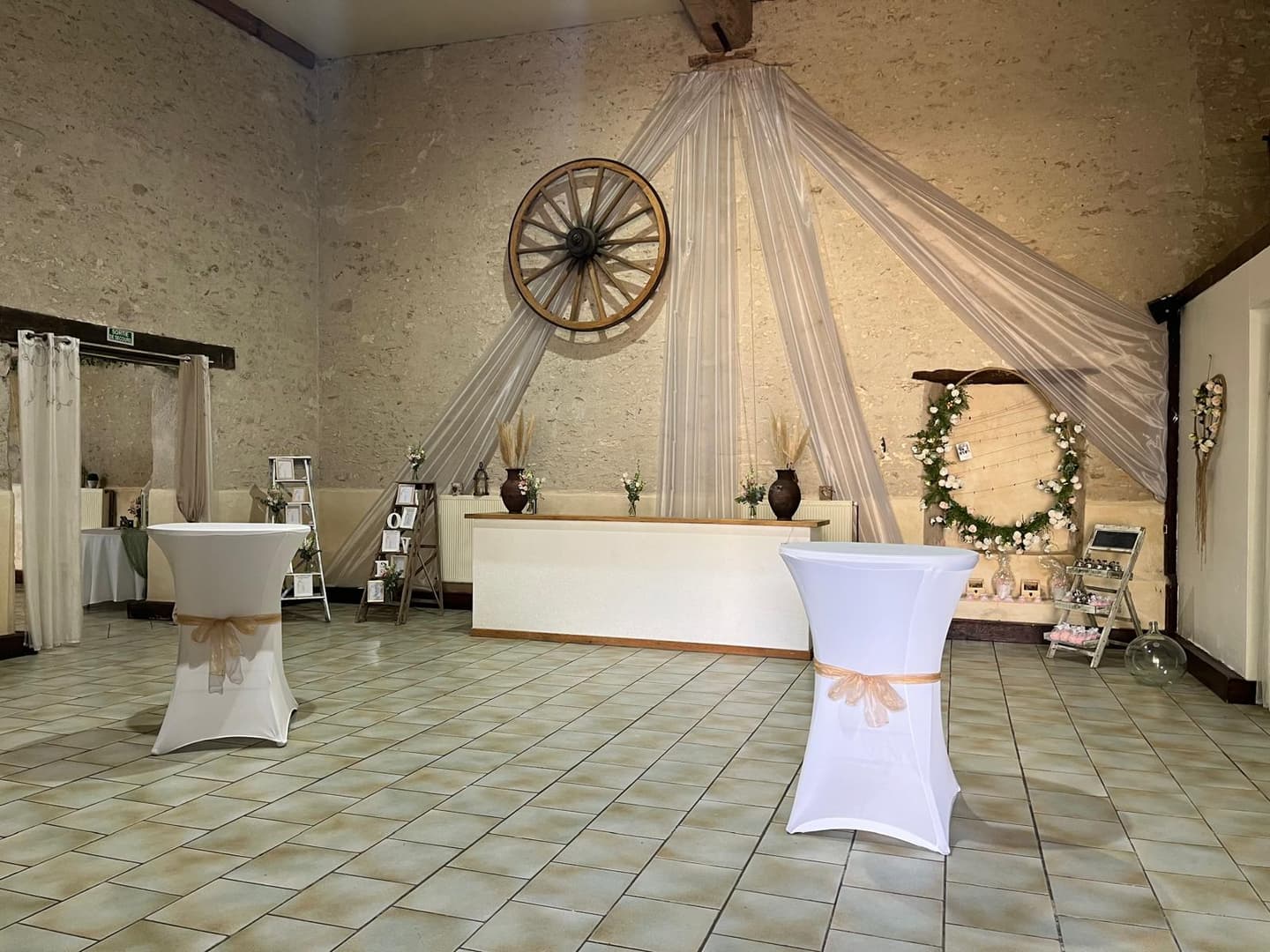 LES GRANGES DU CHESNAY — Salle à ETAMPES, photo 5